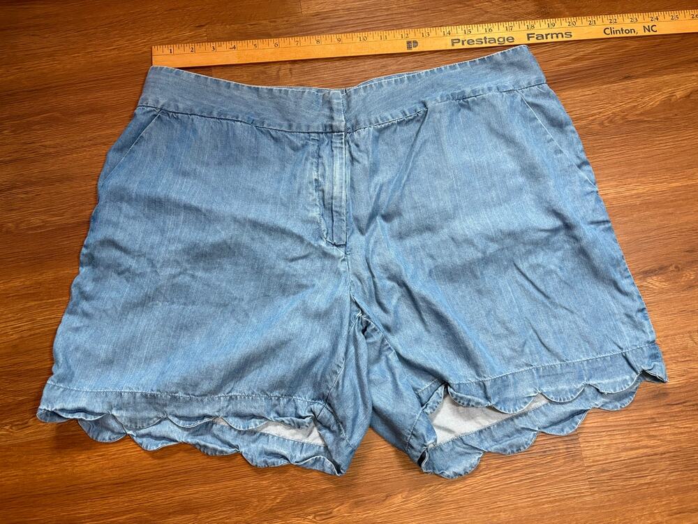 Crown & Ivy Woman 16 W Chambray Slide Closure Scallop Edge 5.5 inch Shorts